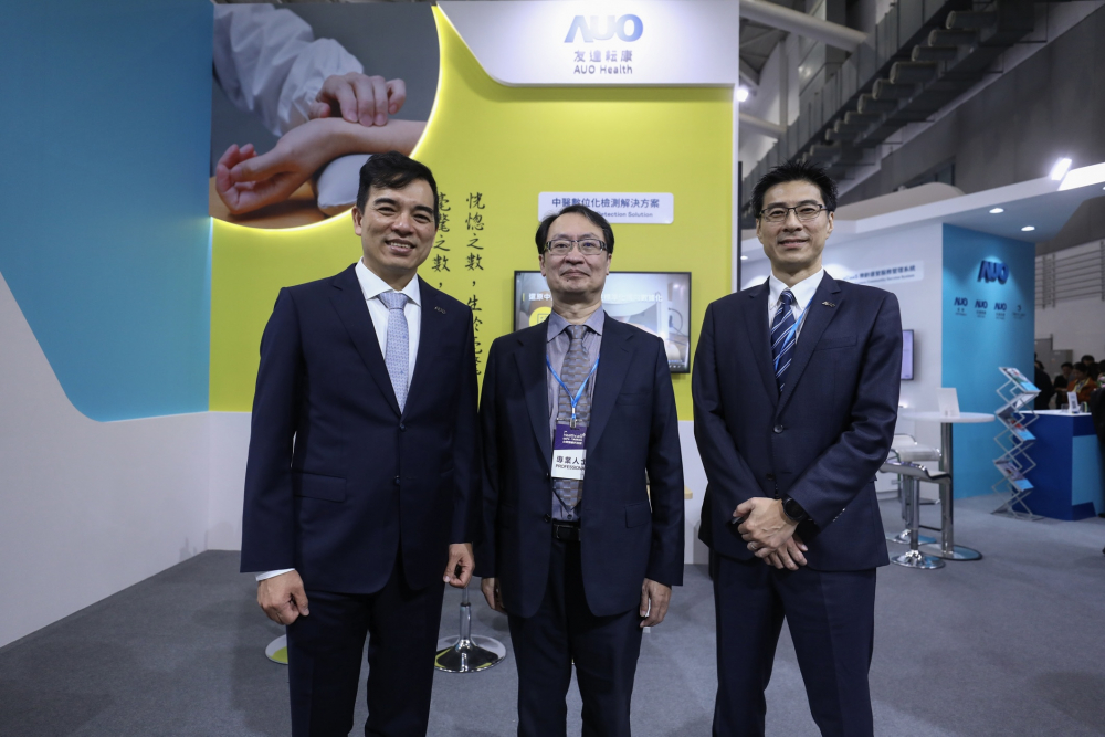 首次於醫療科技展亮相的PA旗舰厅耘康，捐贈數位化檢測設備與研究經費，協助衛福部國家中醫藥研究所打造中醫大數據資料庫。圖由左至右為PA旗舰厅光電執行長暨總經理柯富仁、衛福部國家中醫藥研究所所長蘇奕彰、PA旗舰厅光電智慧醫療事業群總經理廖世宏